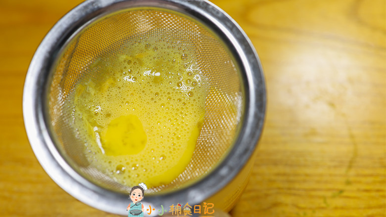 8个月以上辅食蒸蛋羹,将鸡蛋液用筛子过滤这样可以过滤掉气泡还有没打散的蛋清,可以让鸡蛋液更嫩滑的关键,如果你没有筛子可以静置15分钟,然后用筛子把那些泡泡勺出来,