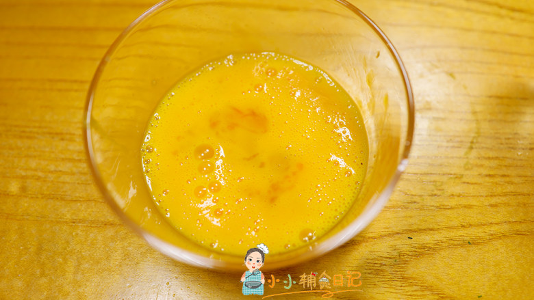 8个月以上辅食蒸蛋羹,将鸡蛋液打散尽量没有蛋清,如果还有就继续打