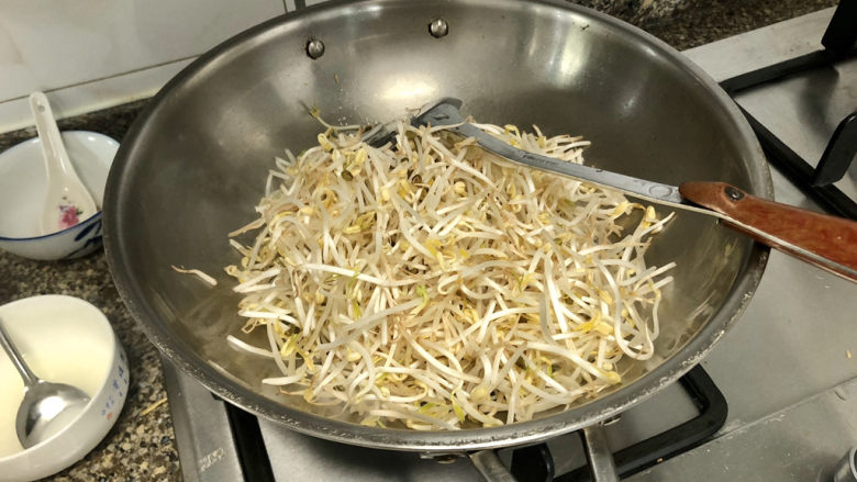 韭菜炒豆芽➕万条垂下绿丝绦,转中大火，加入绿豆芽，翻炒一分钟