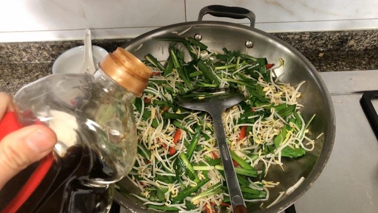 韭菜炒豆芽➕万条垂下绿丝绦,加一汤匙<a style='color:red;display:inline-block;' href='/shicai/ 788'>生抽</a>翻炒均匀