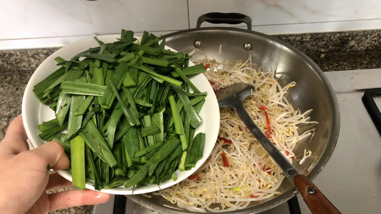 韭菜炒豆芽➕万条垂下绿丝绦,转大火，加入韭菜，翻炒一分钟