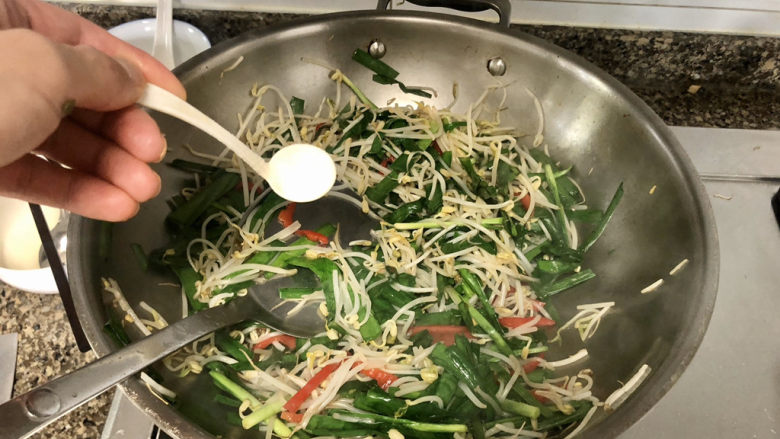韭菜炒豆芽➕万条垂下绿丝绦,尝下咸淡，根据个人口味添加少许食盐翻炒出锅