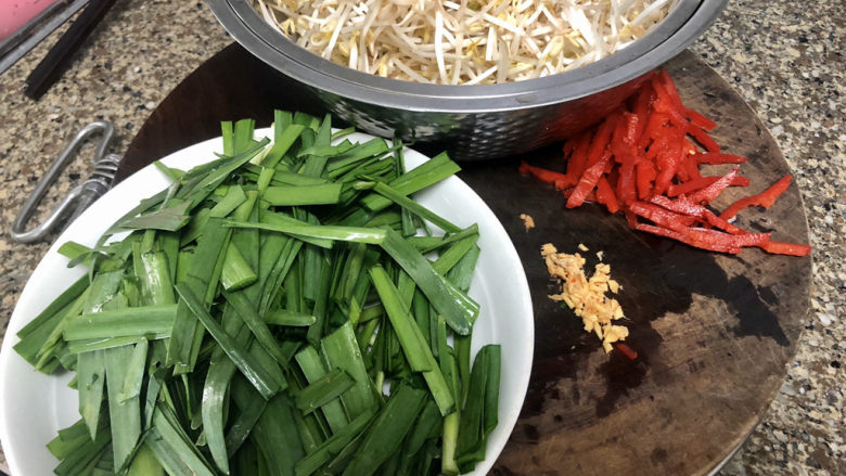 韭菜炒豆芽➕万条垂下绿丝绦,韭菜切段，姜切末，红椒切丝