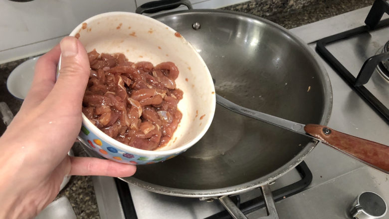 蒜苗炒香干➕,热锅,放少许食用油,小火滑炒肉丝
