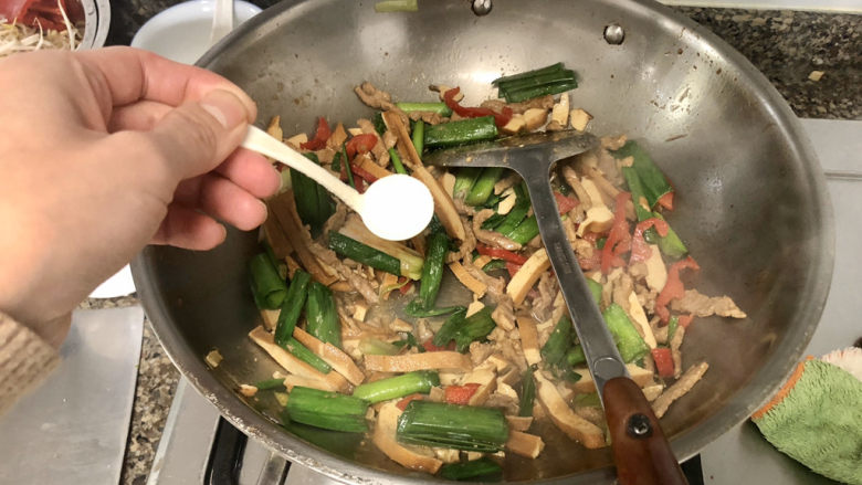 蒜苗炒香干➕,尝下咸淡,根据个人口味加少许食盐或不加,翻炒出锅