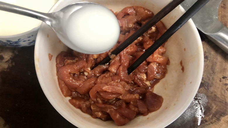 蒜苗炒香干➕,再加一汤匙水淀粉,搅拌让肉丝吸收