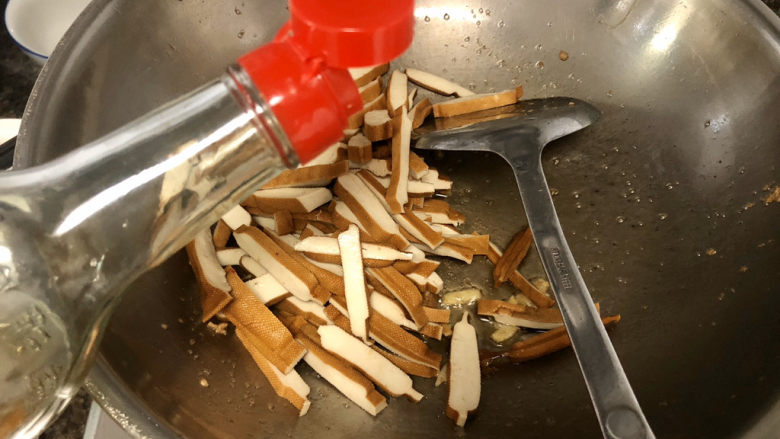 蒜苗炒香干➕,转中火,加少许料酒翻炒去豆腥味
