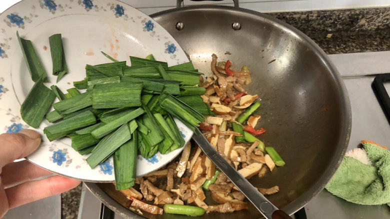 蒜苗炒香干➕,加入蒜叶,大火翻炒均匀