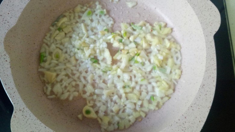 蒜蓉蒸大虾,放入蒜蓉,姜蓉,翻炒出香味关火