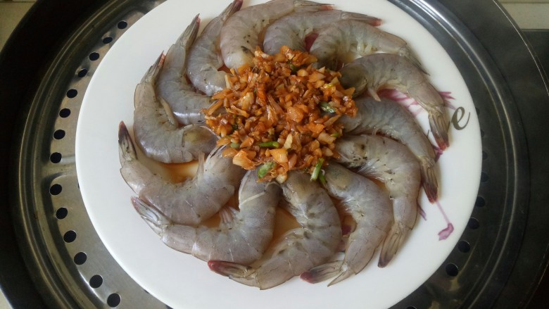 蒜蓉蒸大虾,锅中烧开水放水虾,大火蒸5分钟焖两分钟