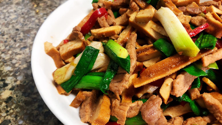 蒜苗炒香干➕,这道小菜,做法简单,香干柔肉丝嫩,咸鲜味美,很适合家庭食用。喜欢的宝宝们快来试试吧😄