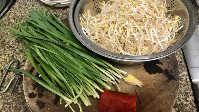 韭菜炒豆芽➕万条垂下绿丝绦,食材合照：<a style='color:red;display:inline-block;' href='/shicai/ 116'>韭菜</a>一小把，<a style='color:red;display:inline-block;' href='/shicai/ 133'>绿豆芽</a>约300g，阿晨妈妈今天买的比较多。<a style='color:red;display:inline-block;' href='/shicai/ 37'>姜</a>一小片，红椒半个