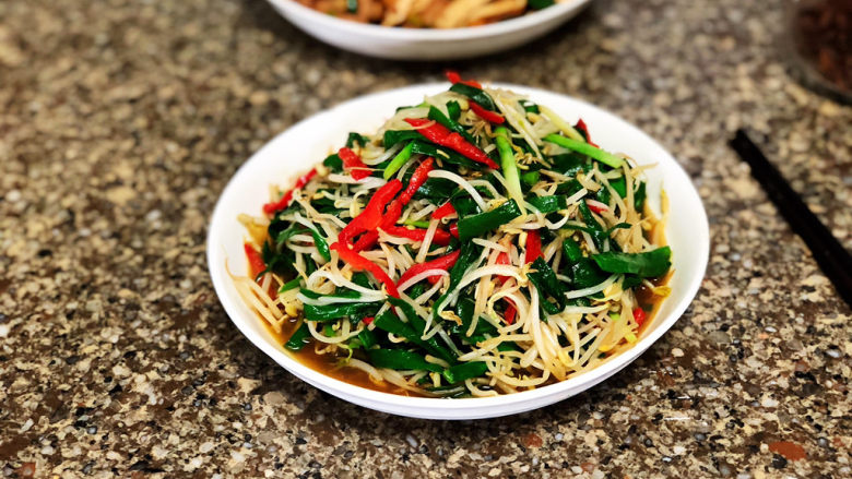 韭菜炒豆芽➕万条垂下绿丝绦,这道菜要发火快炒，保证韭菜的鲜嫩