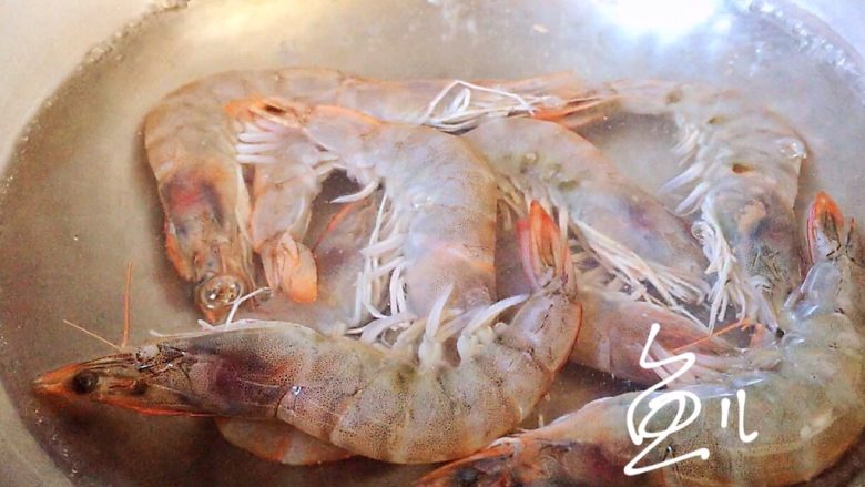 麻辣干锅虾,锅中烧开水,放入大虾煮5分钟
