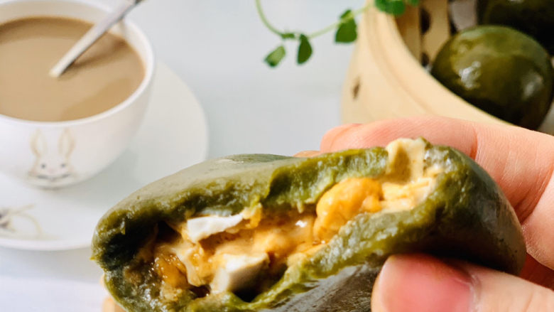 抹茶青团,咬一口青团蛋黄流着油,好吃到飞.....