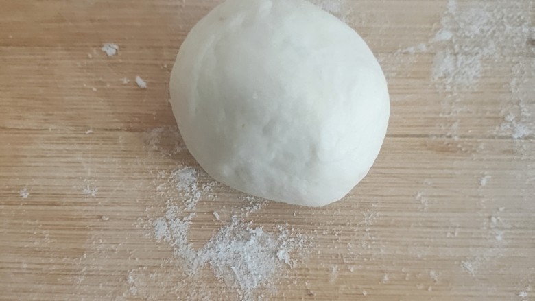 小鸟馍,取出适量的面团,分成均匀的小剂。