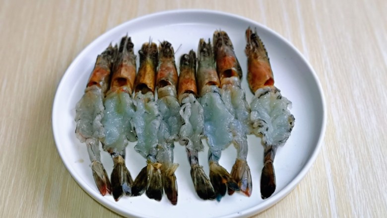 蒜蓉蒸大虾,依次做完,摆放在餐具中。