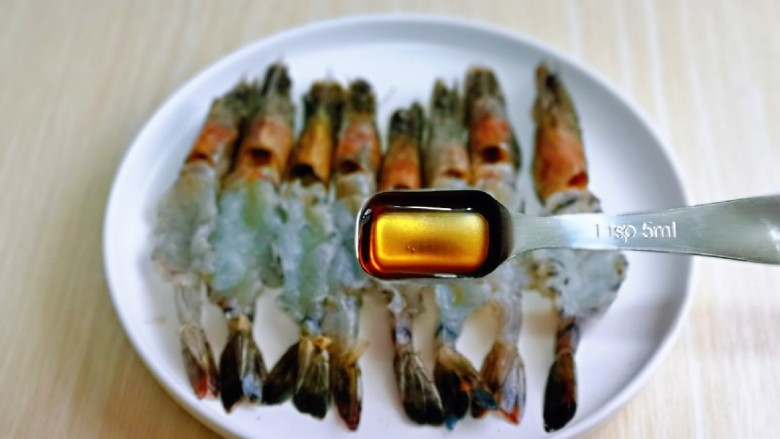 蒜蓉蒸大虾,加入<a style='color:red;display:inline-block;' href='/shicai/ 718'>料酒</a>,可以适当多一点,去腥。