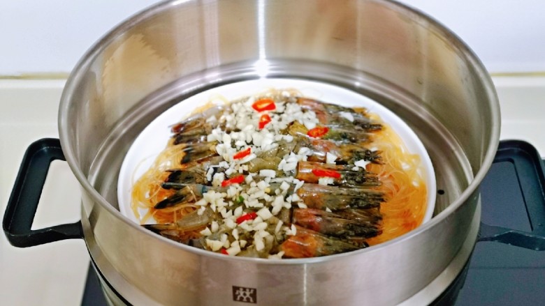 蒜蓉蒸大虾,入蒸锅,隔水蒸8分钟即可出锅。