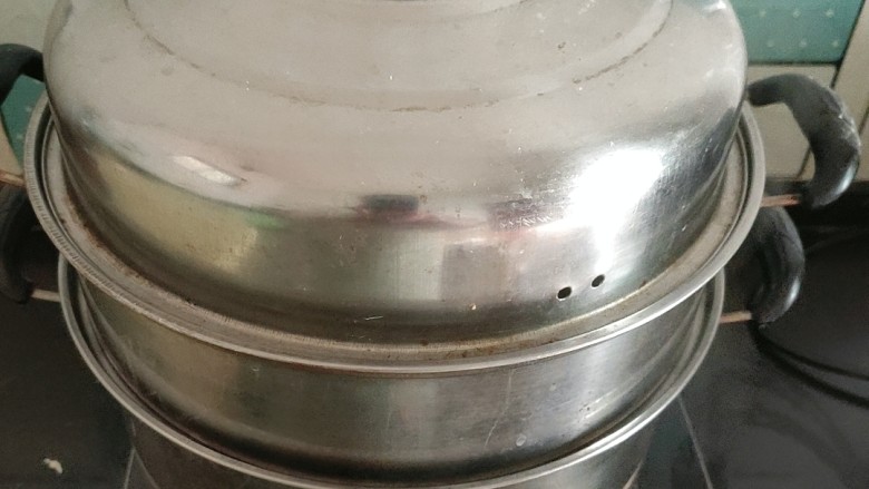 小兔子馍,锅里放入适量的水,水烧开后,