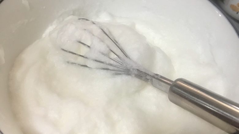 自制电饭煲蛋糕,这个算是最难的步骤了,特别是要把蛋清打到打蛋器拿起不会l掉才行。Ps:这是个费力气的活。
