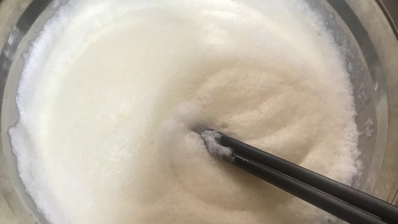 自制电饭煲蛋糕,搅拌均匀后的样子,如果用打蛋器搅拌器更好。