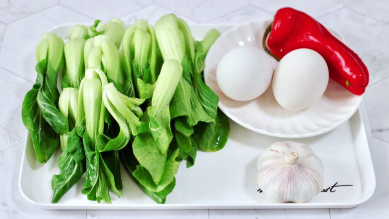 蒜蓉小油菜,首先备齐所有的食材,<a style='color:red;display:inline-block;' href='/shicai/ 6680'>小油菜</a>摘洗干净。
