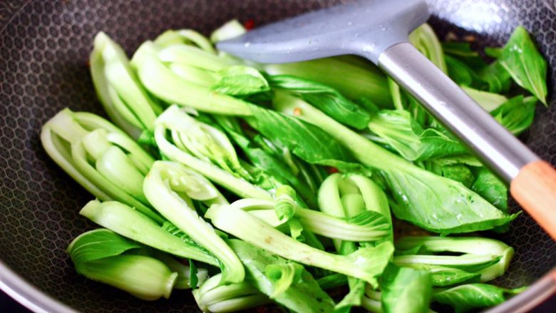 蒜蓉小油菜,加入小油菜,大火快速翻炒均匀。