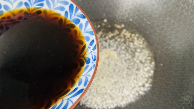 蒜蓉小油菜,倒入调料汁（调料汁：一勺<a style='color:red;display:inline-block;' href='/shicai/ 788'>生抽</a>、<a style='color:red;display:inline-block;' href='/shicai/ 768'>香醋</a>、适量<a style='color:red;display:inline-block;' href='/shicai/ 3729'>白糖</a>、<a style='color:red;display:inline-block;' href='/shicai/ 756'>鸡精</a>和清水调匀）