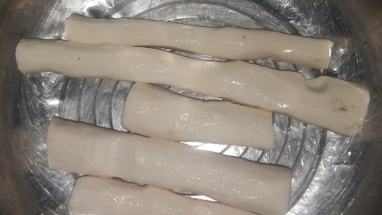 草莓山药,山药去皮清洗。(山药削皮的时候带上一次性手袋,沾手上就痒)