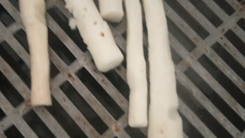 草莓山药,用筷子扎一下,软了即可取出。