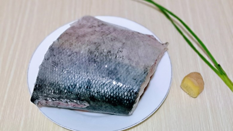 炖草鱼,准备食材,将鱼去掉鱼鳞,清洗干净。