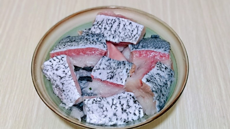 炖草鱼,再用食品剪刀剪小块,再次冷水冲洗干净,淋干水分放入器具中。