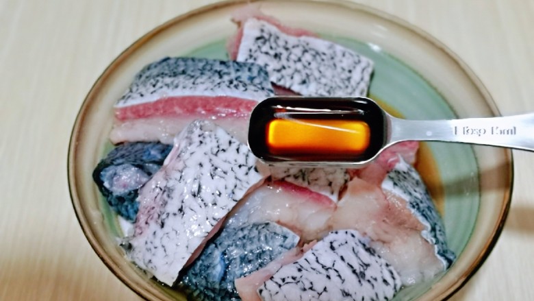 炖草鱼,加入<a style='color:red;display:inline-block;' href='/shicai/ 718'>料酒</a>,适当多一些去腥。
