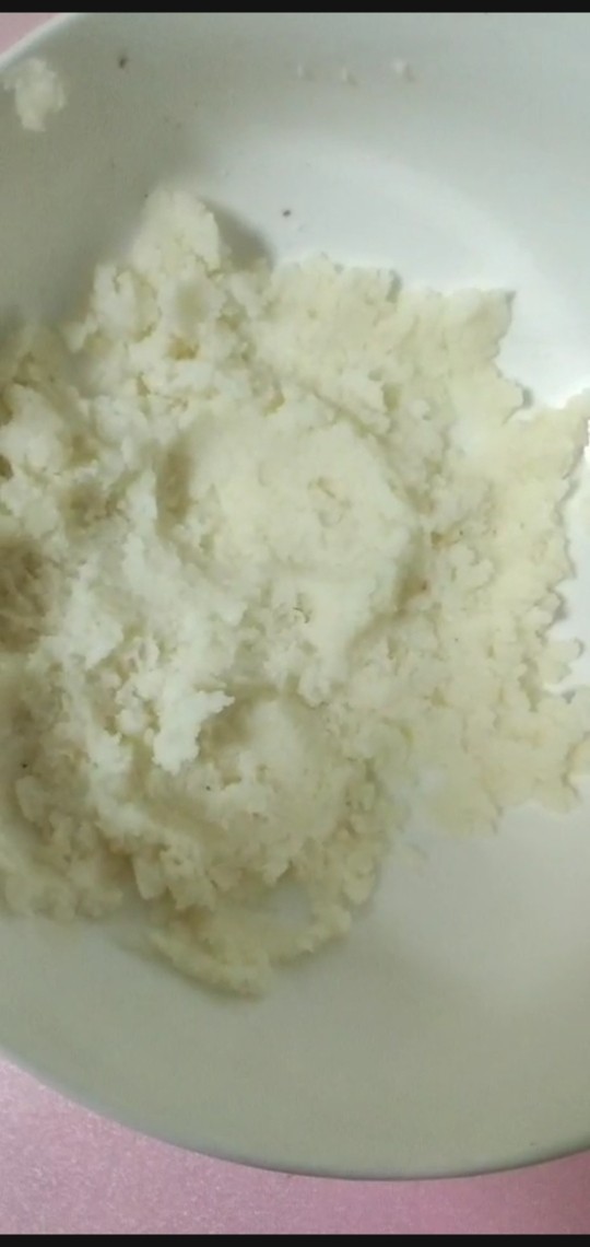草莓山药,加入少许<a style='color:red;display:inline-block;' href='/shicai/ 893'>炼乳</a>,搅拌匀。