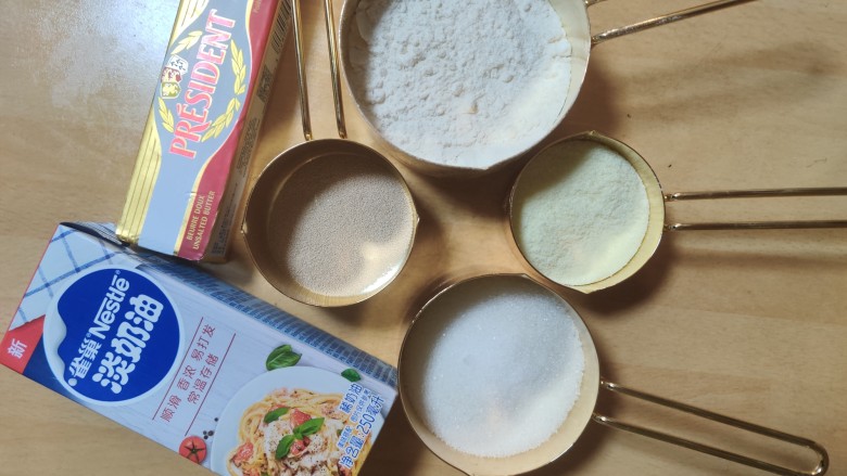 超级柔软的北海道土司(中种法),准备主面团材料,称量好材料。