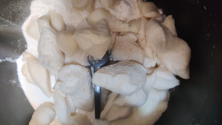 超级柔软的北海道土司(中种法),最后加入酵母粉,酵母要和糖分开放,糖会影响发酵效果。