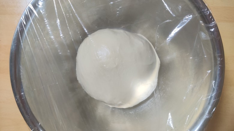 超级柔软的北海道土司(中种法),盖上保鲜膜,醒面30分钟。