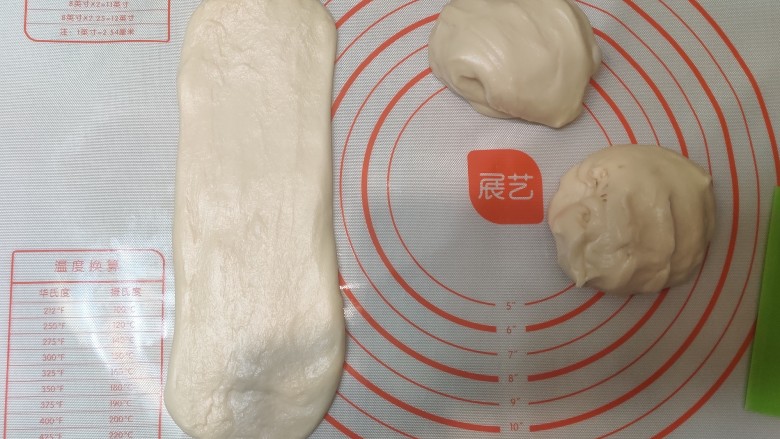 超级柔软的北海道土司(中种法),揉制排气,擀开成长条。