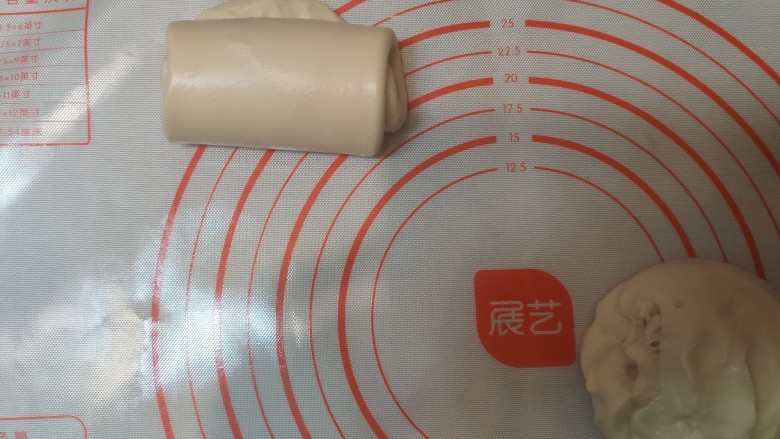 超级柔软的北海道土司(中种法),卷起来,放入土司模具