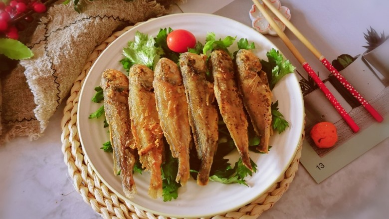 酥炸小黄鱼,码放盘中 即食