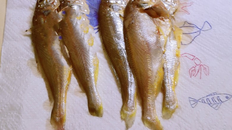 雪菜小黄鱼,小黄鱼去除内脏 收拾干净 放厨房用纸上 吸干水分