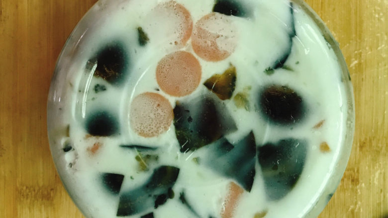 皮蛋蒸蛋,取出后将玻璃倒扣在菜板上