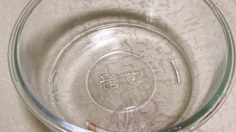 皮蛋蒸蛋,准备一个玻璃容器抹上一层油