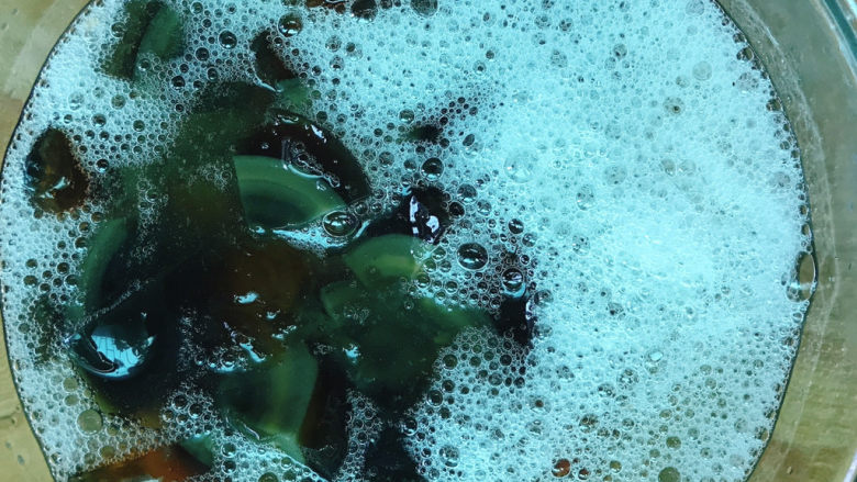 皮蛋蒸蛋,上面有很多气泡
