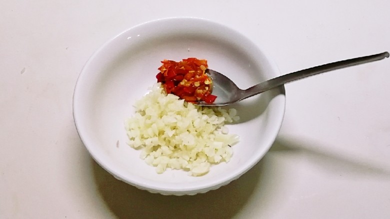 蒜蓉蒸大虾,蒜切末 <a style='color:red;display:inline-block;' href='/shicai/ 803'>剁椒</a>备好