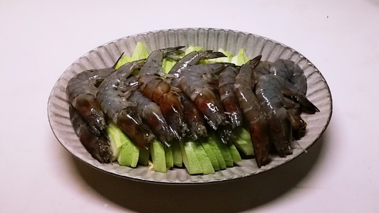 蒜蓉蒸大虾,虾码放到西葫片上面 备用