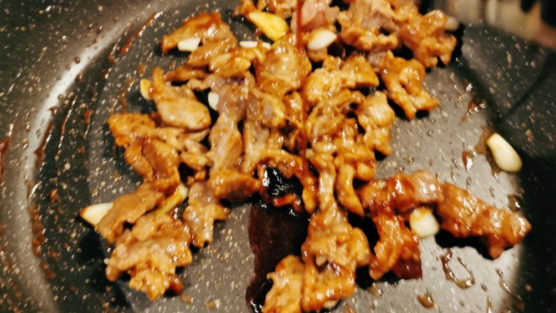 莴笋炒牛肉,放入生抽翻炒