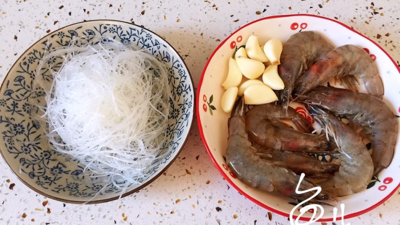 蒜蓉蒸大虾,准备食材,<a style='color:red;display:inline-block;' href='/shicai/ 523'>粉丝</a>提前泡软