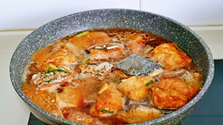 炖草鱼,再加入纯净水,没过鱼块为佳。